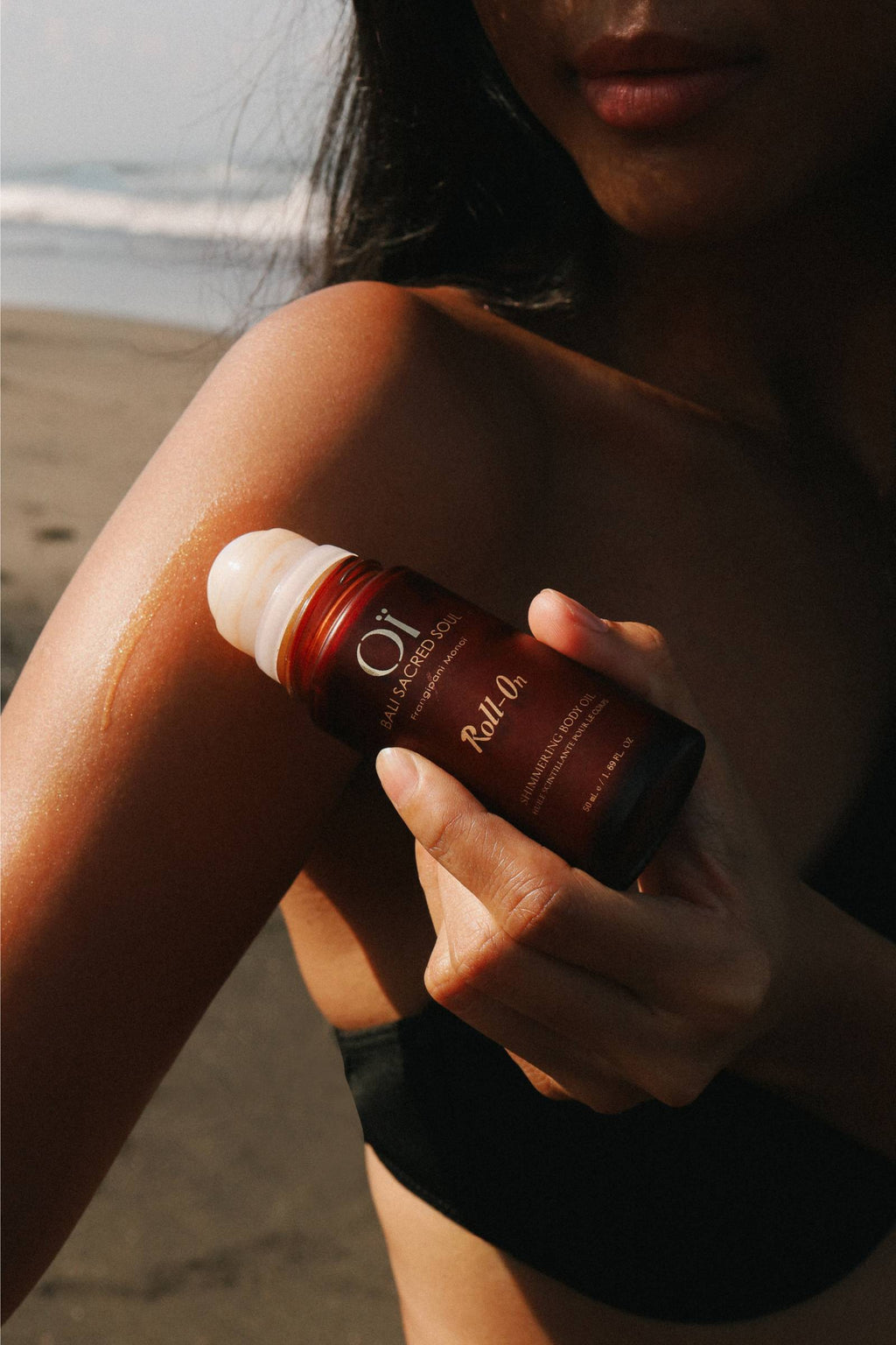 Application d'un roll-on à paillettes sur la plage