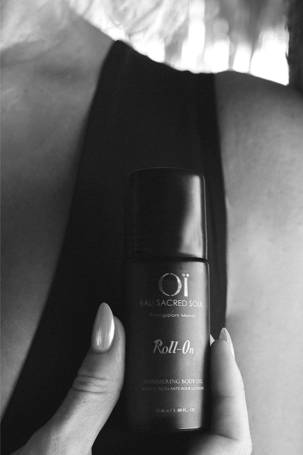 Femme tenant dans sa main un roll-on